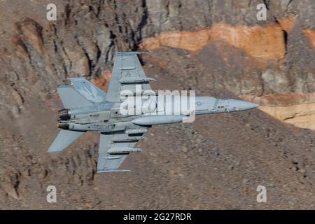 Eine US Navy F/A-18C Hornet fliegt durch Death Valley, Kalifornien. Stockfoto