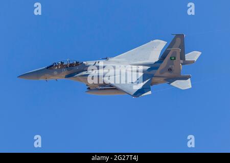 Ein Royal Saudi Air Force F-15SA trifft Adler. Stockfoto