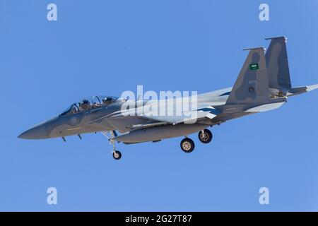 Ein Royal Saudi Air Force F-15SA trifft Adler. Stockfoto