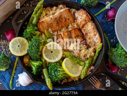 Wildlachsfilet mit braunem Reis und grünem Gemüse. Gesunde Fitness-Mahlzeit Stockfoto