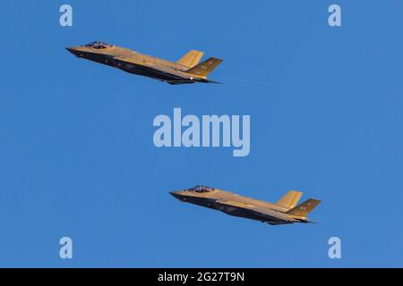 Zwei US Air Force F-35A Lightning II laufen zur Landung in die Pause. Stockfoto