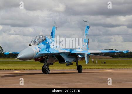 Ein ukrainischer Luftstreitkräfte Sukhoi Su-27 Flanker taxi nach der Landung ein. Stockfoto