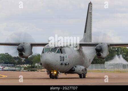 Eine italienische Luftwaffe Alenia C-27J taxi nach der Landung in RAF Fairford. Stockfoto