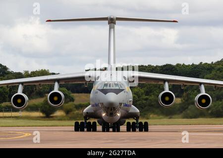 Eine ukrainische Luftwaffe IL-76 offen auf der Startbahn. Stockfoto