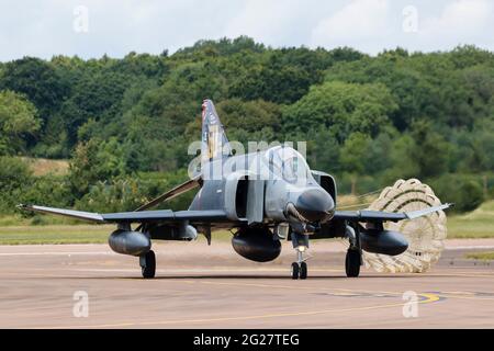 Eine türkische Luftwaffe F-4E Phantom II taxi nach der Landung ein. Stockfoto