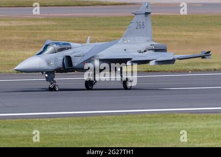 Eine schwedische Luftwaffe JAS-39 Gripen auf der Startbahn. Stockfoto