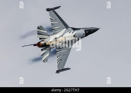 Eine belgische Luftwaffe F-16A kämpft Falcon zieht eine harte Wendung. Stockfoto