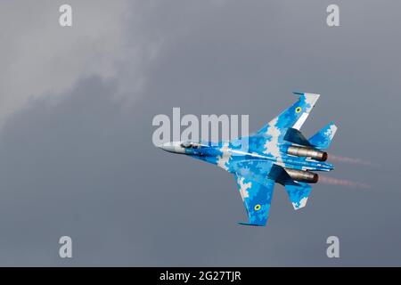 Ein Sukhoi Su-27 Flanker der ukrainischen Luftwaffe beschleunigt vor stürmischem Himmel. Stockfoto