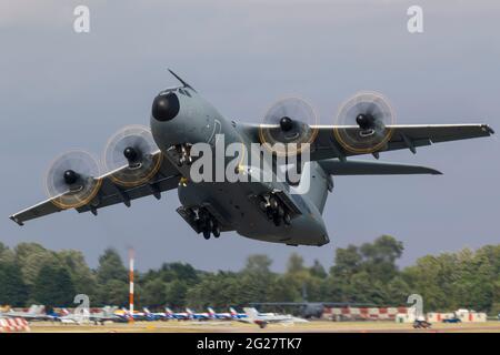 Ein Airbus A400M Atlas hebt von RAF Fairford ab. Stockfoto