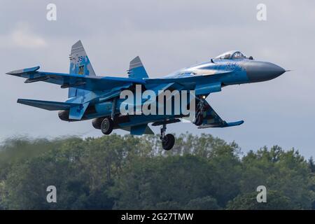 Ein Sukhoi Su-27 Flanker der ukrainischen Luftwaffe kommt zur Landung. Stockfoto