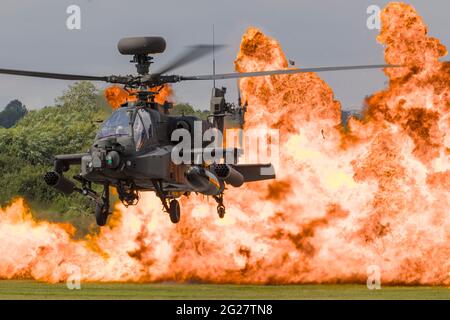 Ein Apache-Hubschrauber der britischen Armee WAH-64D vor einer Feuerwand. Stockfoto