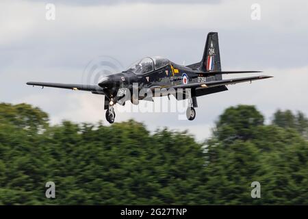 Eine Royal Air Force Tucano T1 bereitet sich auf die Landung vor. Stockfoto