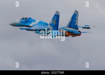 Ein Sukhoi Su-27 Flanker der ukrainischen Luftwaffe klettert im Nachbrenner weg. Stockfoto