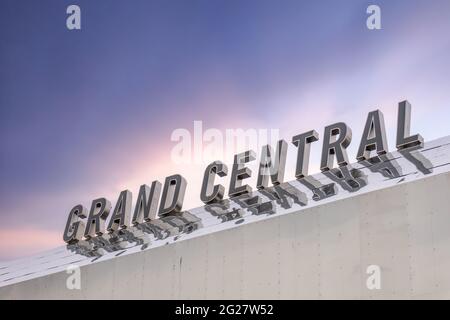 Birmingham City Grand Central Station England schöne lila orange Sonnenuntergang Dämmerung Himmel hinter Schild Dach. Fassade modernen Chrom Bahnhof Gebäude Stockfoto