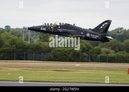 Ein Royal Navy Hawk T1 hebt ab. Stockfoto