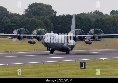 Eine Royal Dutch Air Force C-130 Hercules beim Start. Stockfoto