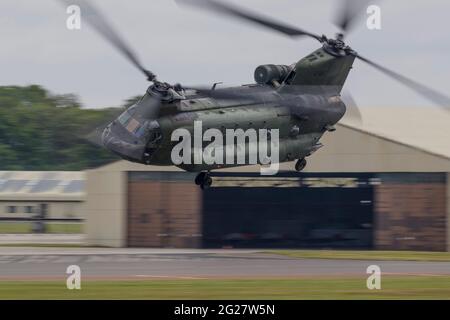 Eine Royal Dutch Air Force CH-47 Chinook hebt von RAF Fairford ab. Stockfoto