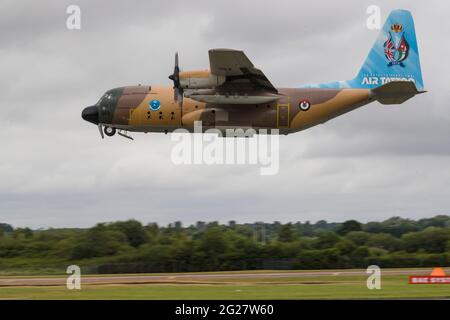 Eine Royal Jordanian Air Force C-130 Hercules hebt ab. Stockfoto