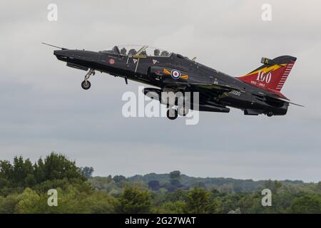 Ein Royal Air Force Hawk T2 hebt ab. Stockfoto