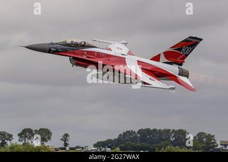 Eine dänische F-16A Kampffalke hebt ab. Stockfoto