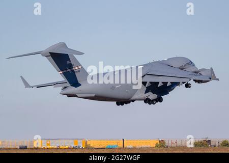 Eine C-17 Globemaster III der US Air Force hebt von Fort Worth, Texas, ab. Stockfoto