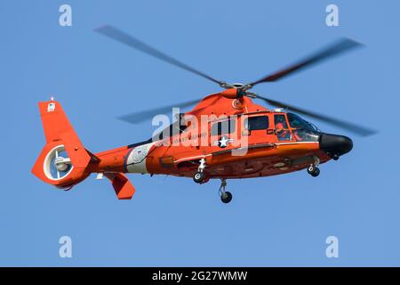 Ein MH-65-Delfine der US-Küstenwache. Stockfoto