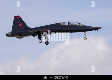 Ein US Air Force T-38C Talon bereitet sich auf die Landung vor. Stockfoto