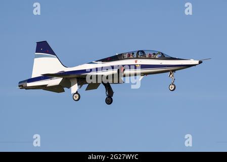 Ein T-38 Talon über den endgültigen Ansatz für Boeing Field, Seattle, Washington. Stockfoto