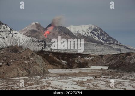 Nächtliche Sicht auf glühende Lava am Boden des Shiveluch Vulkans. Stockfoto