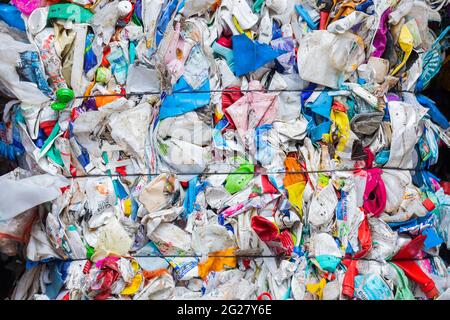 Erftstadt, Deutschland. Juni 2021. Sortierte Verpackungsabfälle stehen neben einer Halle gepresst, nachdem sie in der Sortieranlage des Entsorgungsunternehmens REMONDIS abgetrennt wurden. Quelle: Rolf Vennenbernd/dpa/Alamy Live News Stockfoto