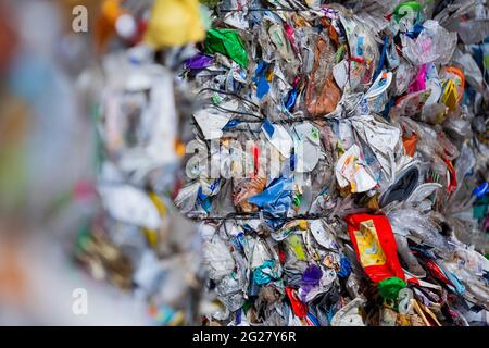 Erftstadt, Deutschland. Juni 2021. Sortierte Verpackungsabfälle stehen neben einer Halle gepresst, nachdem sie in der Sortieranlage des Entsorgungsunternehmens REMONDIS abgetrennt wurden. Quelle: Rolf Vennenbernd/dpa/Alamy Live News Stockfoto