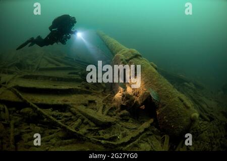 Taucher, der das Wrack der SS Laurentic Ozeandampfer während des 1. Weltkrieges erkundet. Stockfoto