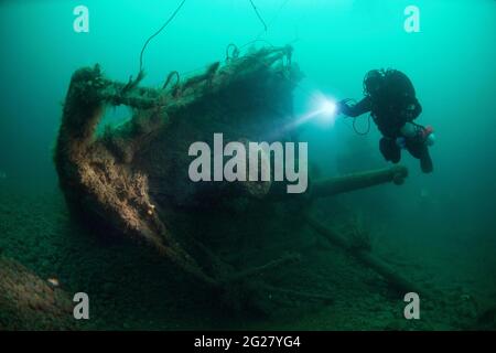 Taucher, der das Wrack der SS Laurentic Ozeandampfer während des 1. Weltkrieges erkundet. Stockfoto