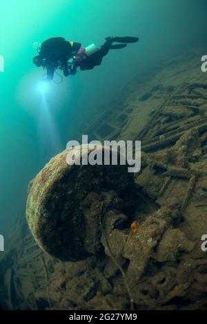 Taucher, der das Wrack der SS Laurentic Ozeandampfer während des 1. Weltkrieges erkundet. Stockfoto