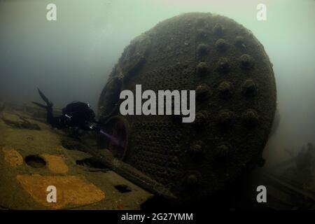 Taucher, der das Wrack der SS Laurentic Ozeandampfer während des 1. Weltkrieges erkundet. Stockfoto