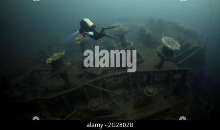 Taucher, der das Schiffswrack von RMS Justicia vor Malin Head, Irland, erkundet. Stockfoto