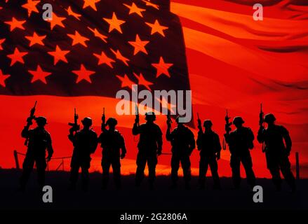 Digitale Zusammenstellung der amerikanischen Soldaten auf dem Land mit amerikanischer Flagge. Stockfoto