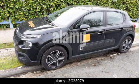 Bordeaux , Aquitaine Frankreich - 02 05 2021 : Orange Fahrzeug-Logo-Marke auf Fahrzeug des französischen Telekommunikationsunternehmens Stockfoto