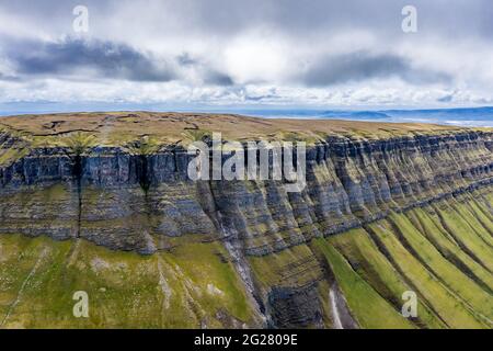 Luftaufnahme des Berges Benbulbin in der Grafschaft Sligo, Irland. Stockfoto