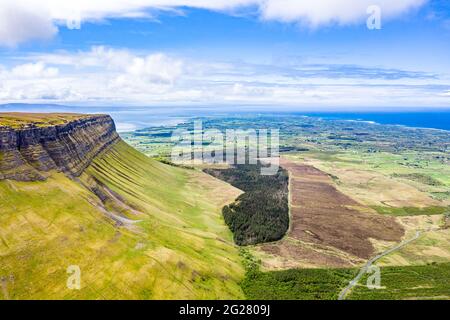 Luftaufnahme des Berges Benbulbin in der Grafschaft Sligo, Irland. Stockfoto