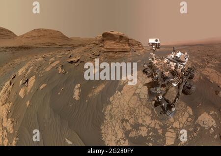Curious Mars Rover macht Selfie vor dem Mont Mercou. Stockfoto