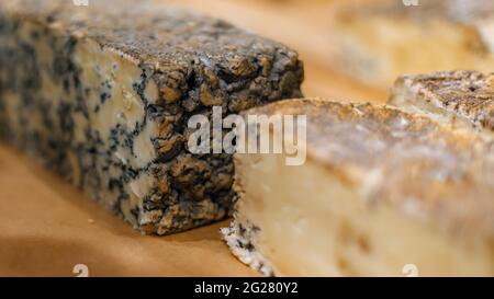 Handgemachte blaue Käsestücke auf der Theke. Stockfoto