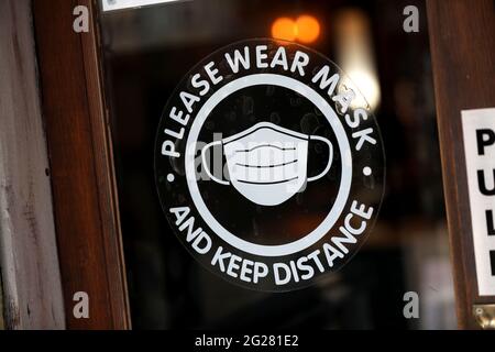 Bitte tragen Sie ein Maskenschild in einem Pub in Portsmouth, Hampshire, Großbritannien. Stockfoto