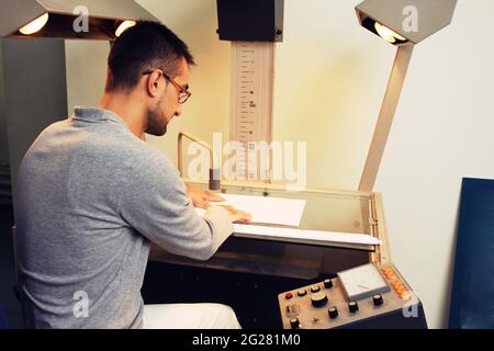Junger Ingenieur, der spät in der Nacht an einem Projekt arbeitet Stockfoto