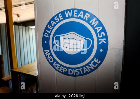 Bitte tragen Sie ein Maskenschild in einem Pub in Portsmouth, Hampshire, Großbritannien. Stockfoto