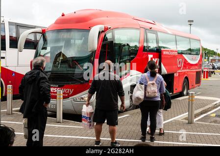 Schlange, um mit dem Bus Eireann nach Tralee am Busbahnhof Killarney, County Kerry, Irland, in einen Expressway-Bus zu steigen Stockfoto