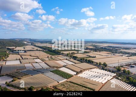 Gewächshaus Landwirtschaft viel in verschiedenen Formen und Dimensionen, Luftansicht. Stockfoto