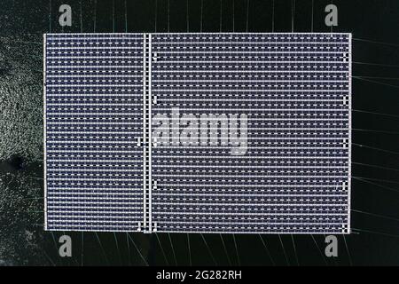 Schwimmende Sonnenkollektoren in einem großen Wasserreservoir, Luftansicht. Stockfoto