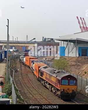 DIE DB Cargo Diesellokomotive Nr. 66102 verlässt die Docks in Seaforth in Liverpool. Der Zug ist ein intermodaler auf dem Weg nach Mossend bei Glasgow Stockfoto