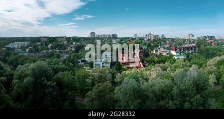 Elite Cottages, Häuser, Maisonetten, Stadthäuser und Eigentumswohnungen auf privaten Grundstücken im renommierten Viertel der Stadt. Elite-Privateigentum der Luxusklasse im Parkbereich des Charkiw. Stockfoto